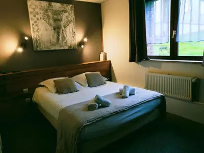 Un ou plusieurs lits dans un hébergement de l'établissement Hôtel Restaurant l’Éolienne
