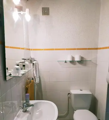 Salle de bains dans l'établissement Hôtel Restaurant l’Éolienne