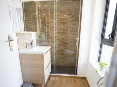 Salle de bains dans l'établissement L’Auberge de papa