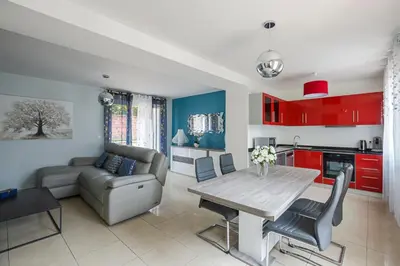 Cuisine ou kitchenette dans l'établissement logement 004 a 300m de la gare Mantes la jolie