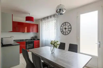 Cuisine ou kitchenette dans l'établissement logement 004 a 300m de la gare Mantes la jolie