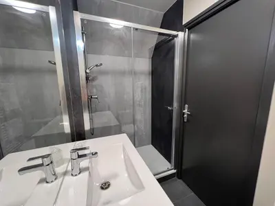Salle de bains dans l'établissement L'Escale du Vexin