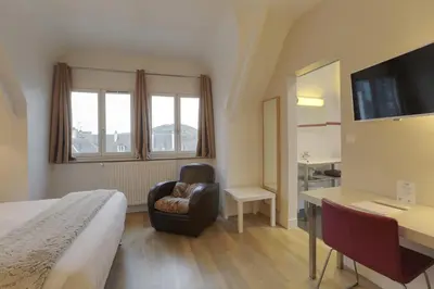 Télévision ou salle de divertissement dans l'établissement Hôtel Cardinal