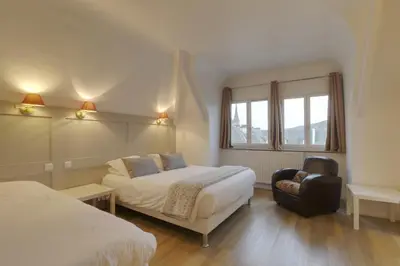 Un ou plusieurs lits dans un hébergement de l'établissement Hôtel Cardinal