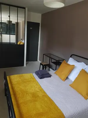 Un ou plusieurs lits dans un hébergement de l'établissement Escapade Amiens - Two-Bedroom Apartment