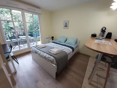 Coin salon dans l'établissement Bonvallet - Studio paisible et chaleureux avec balcon