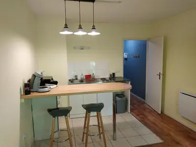Cuisine ou kitchenette dans l'établissement Bonvallet - Studio paisible et chaleureux avec balcon