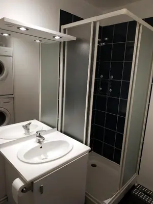 Salle de bains dans l'établissement Bonvallet - Studio paisible et chaleureux avec balcon