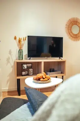 Télévision ou salle de divertissement dans l'établissement Vernon : La Marinière
