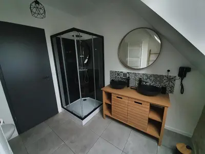 Salle de bains dans l'établissement L'élégant Gîtes de Moiscourt