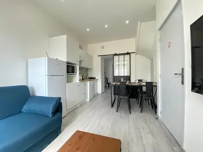Cuisine ou kitchenette dans l'établissement Casamara 1 T1 avec 2 couchages 10 min CHU