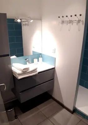 Salle de bains dans l'établissement En famille à Dieppe by Holidieppe