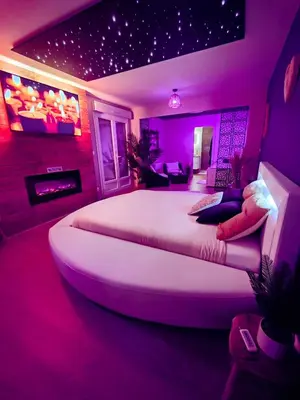 Télévision ou salle de divertissement dans l'établissement Gite Romantique avec Espace Balnéo et Ciel Etoilé 