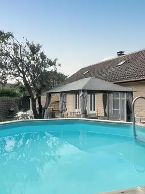 Piscine de l'établissement Villa charmante à Saint-Martin-Longueau avec piscine privée ou située à proximité