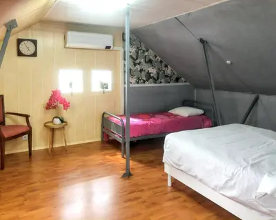 Un ou plusieurs lits dans un hébergement de l'établissement Villa charmante à Saint-Martin-Longueau avec piscine privée