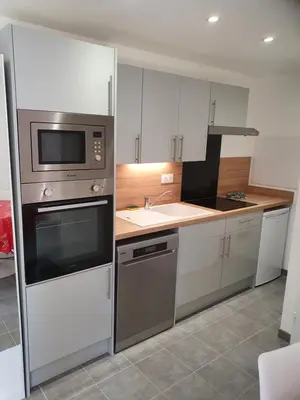 Cuisine ou kitchenette dans l'établissement Meublé avec cour