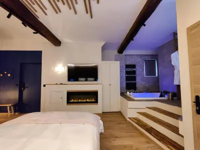 Un ou plusieurs lits dans un hébergement de l'établissement LA BULLE ROMANTIQUE, Suite avec jacuzzi privatif