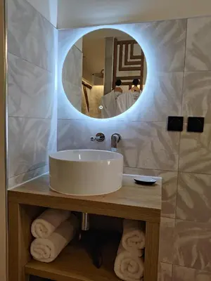 Salle de bains dans l'établissement LA BULLE ROMANTIQUE, Suite avec jacuzzi privatif