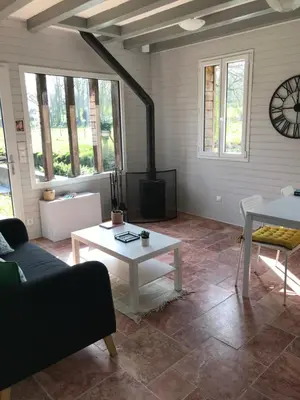 Coin salon dans l'établissement Maison au bord de riviere , proche de la mer- spa semi rigide plein air en option