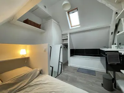Un ou plusieurs lits dans un hébergement de l'établissement Maison climatisée avec jardin