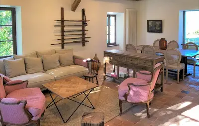 Coin salon dans l'établissement Cozy Home In Saint-Cyr-En-Arthies