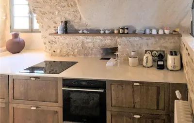 Cuisine ou kitchenette dans l'établissement Cozy Home In Saint-Cyr-En-Arthies