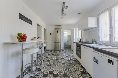 Cuisine ou kitchenette dans l'établissement Le Vexin