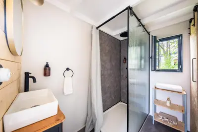 Salle de bains dans l'établissement Tiny House Centre équestre - 35 mins de Paris