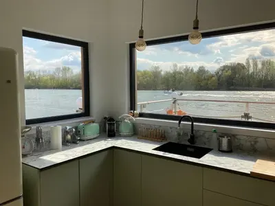 Cuisine ou kitchenette dans l'établissement SeineHouse - Maison flottante (HouseBoat) - Séjour magique sur l'eau
