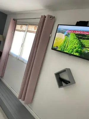 Télévision ou salle de divertissement dans l'établissement Chambre celia lits séparés
