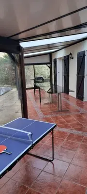Tennis de table au sein de l'établissement La Villa Jacuzzi et Cinéma 