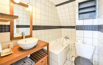 Salle de bains dans l'établissement Pet Friendly Home In Le Mesnil-Esnard