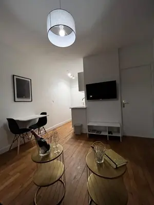 Télévision ou salle de divertissement dans l'établissement IDÉALEMENT SITUÉ 