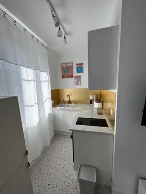 Cuisine ou kitchenette dans l'établissement LA VERRIÈRE. Les Locations ISAHORA c'est aussi plusieurs appart' de Standing à 2 pas du Château d'Eu, des Falaises du Tréport, de MERS les Bains et aux portes de la BAIE DE SOMME