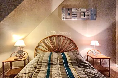 Un ou plusieurs lits dans un hébergement de l'établissement Appartement avec vue sur le port et proche de la mer