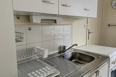 Cuisine ou kitchenette dans l'établissement Appartement avec vue sur le port et proche de la mer