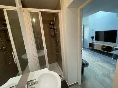 Télévision ou salle de divertissement dans l'établissement Jolie duplex central climatisé