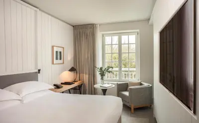 Un ou plusieurs lits dans un hébergement de l'établissement Le Grand Pavillon Chantilly