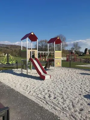 Aire de jeux pour enfants de l'établissement Le P'tit Torceen proche de Dieppe par Com'en Normandie