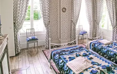 Un ou plusieurs lits dans un hébergement de l'établissement 10 Bedroom Cozy Home In Allonne