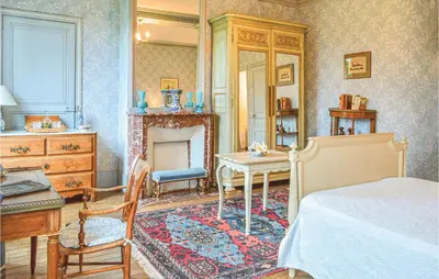 Coin salon dans l'établissement 10 Bedroom Cozy Home In Allonne