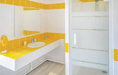 Salle de bains dans l'établissement 10 Bedroom Cozy Home In Allonne