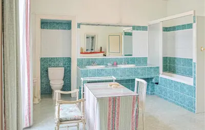 Salle de bains dans l'établissement 10 Bedroom Cozy Home In Allonne