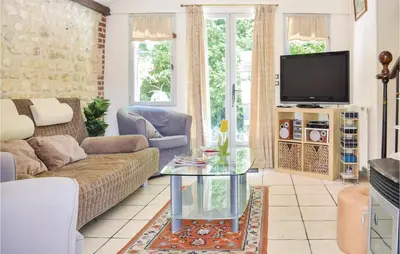 Télévision ou salle de divertissement dans l'établissement Cozy Home In Sahurs With Wifi