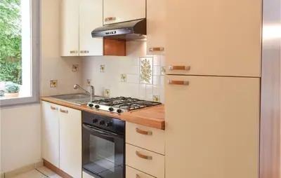 Cuisine ou kitchenette dans l'établissement Cozy Home In Sahurs With Wifi