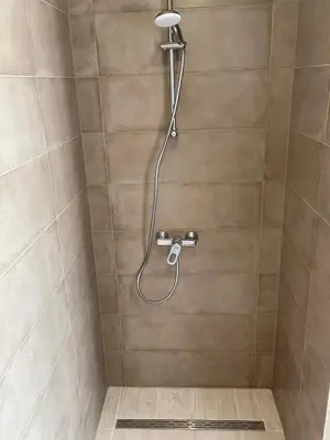 Salle de bains dans l'établissement Maison La capucine sur Quai de Seine, wifi, machine à laver, parking privé gratuit