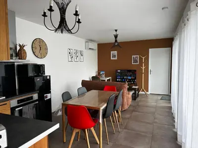 Télévision ou salle de divertissement dans l'établissement Maison La capucine sur Quai de Seine, wifi, machine à laver, parking privé gratuit