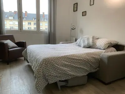Un ou plusieurs lits dans un hébergement de l'établissement Vue exceptionnelle sur la place Gambetta Plein centre cafés restos idéal séjour pro ou en famille
