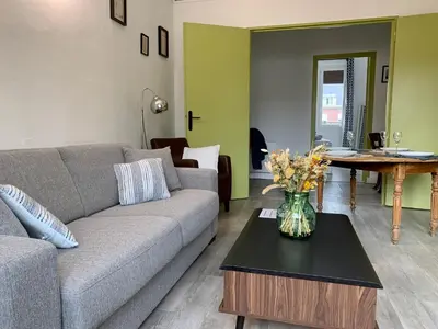 Coin salon dans l'établissement Vue exceptionnelle sur la place Gambetta Plein centre cafés restos idéal séjour pro ou en famille