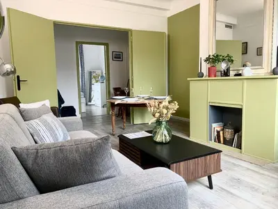 Coin salon dans l'établissement Vue exceptionnelle sur la place Gambetta Plein centre cafés restos idéal séjour pro ou en famille